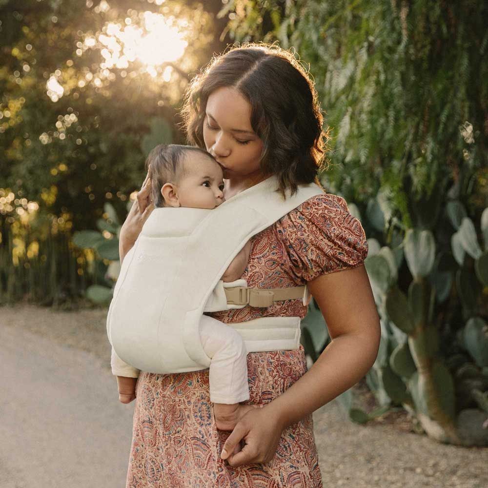 Marsúpio Porta Bebes Embrace Soft Mesh Crema- Ergobaby