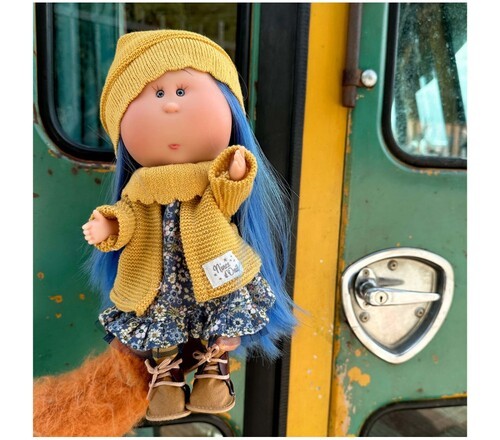 Boneca Mia Cabelo Azul e Vestido Flores - Nines D Onil