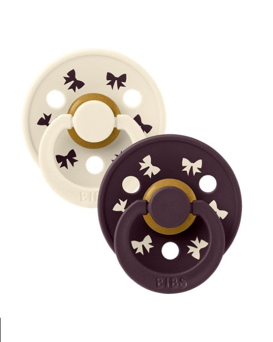Conjunto 2 Chupetas Holiday Bow Ivroy/Plum 0-6M - Bibs